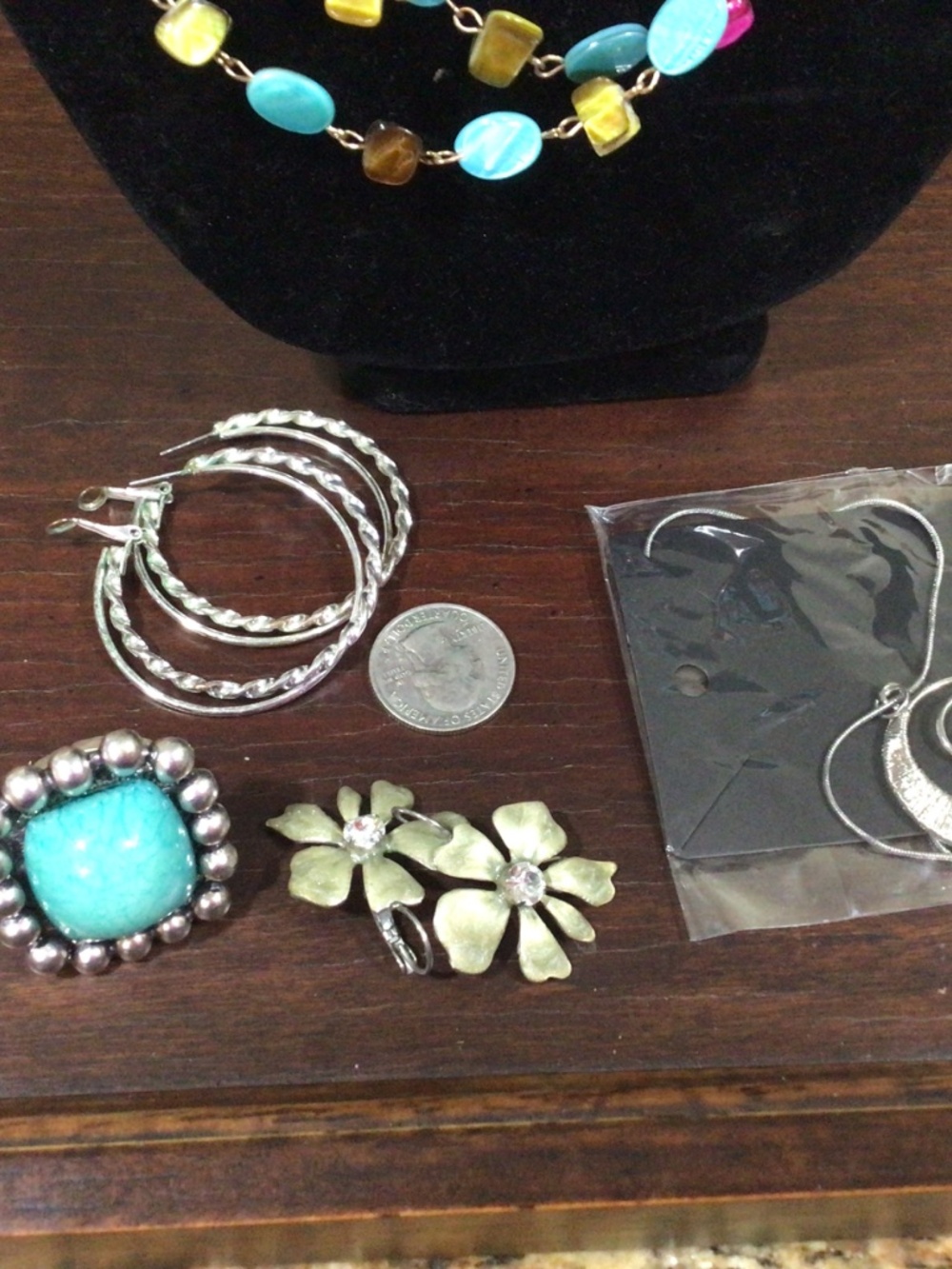 Tray of miscellaneous jewelry. Contains necklace, bracelets earrings, and ring. - Picture 4 of 12